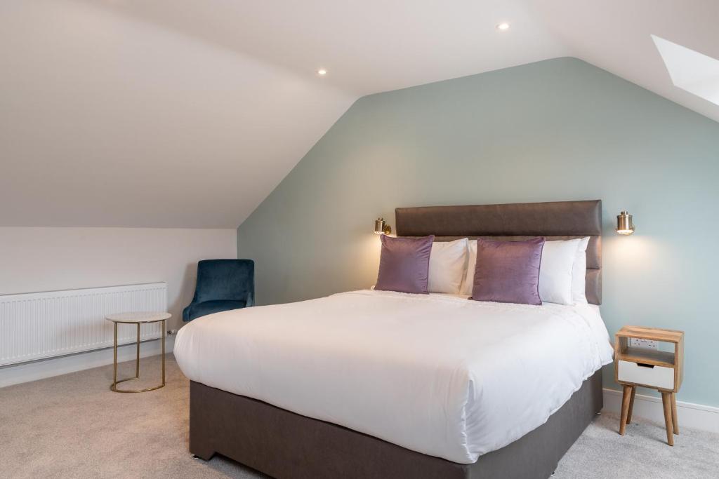 丁格尔The Hawthorn Rooms Dingle的一间卧室配有一张带紫色枕头的大床