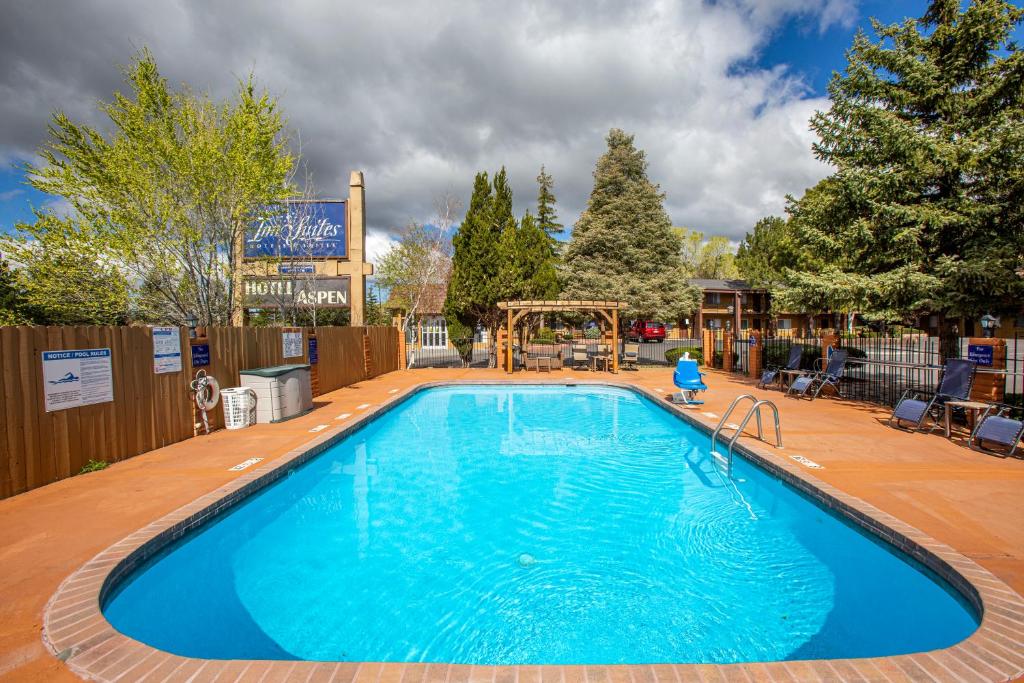 弗拉格斯塔夫阿斯本弗拉格斯塔夫/大峡谷旅馆套房酒店的一座带游乐场的大型游泳池