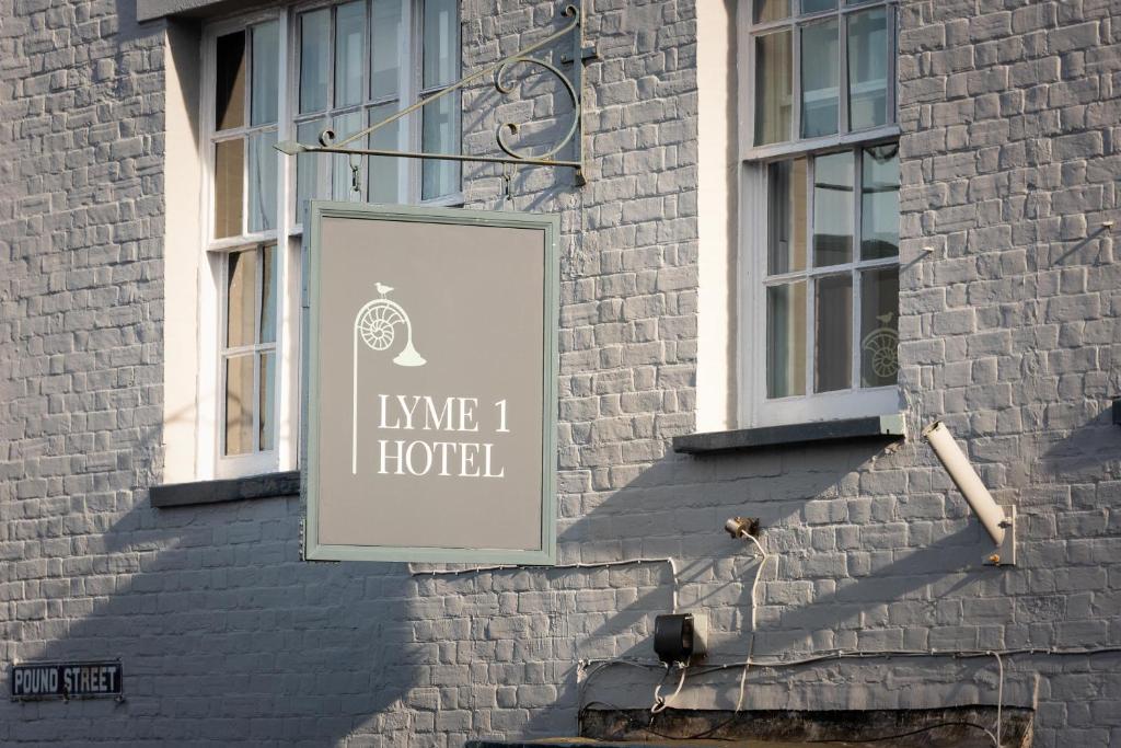 莱姆里吉斯Lyme 1 Hotel的显示实况的标志 大楼一侧的酒店