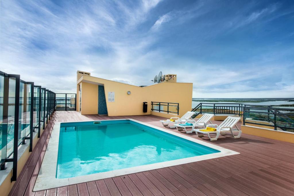奥良Apartamento Marina Olhão的房屋阳台上的游泳池