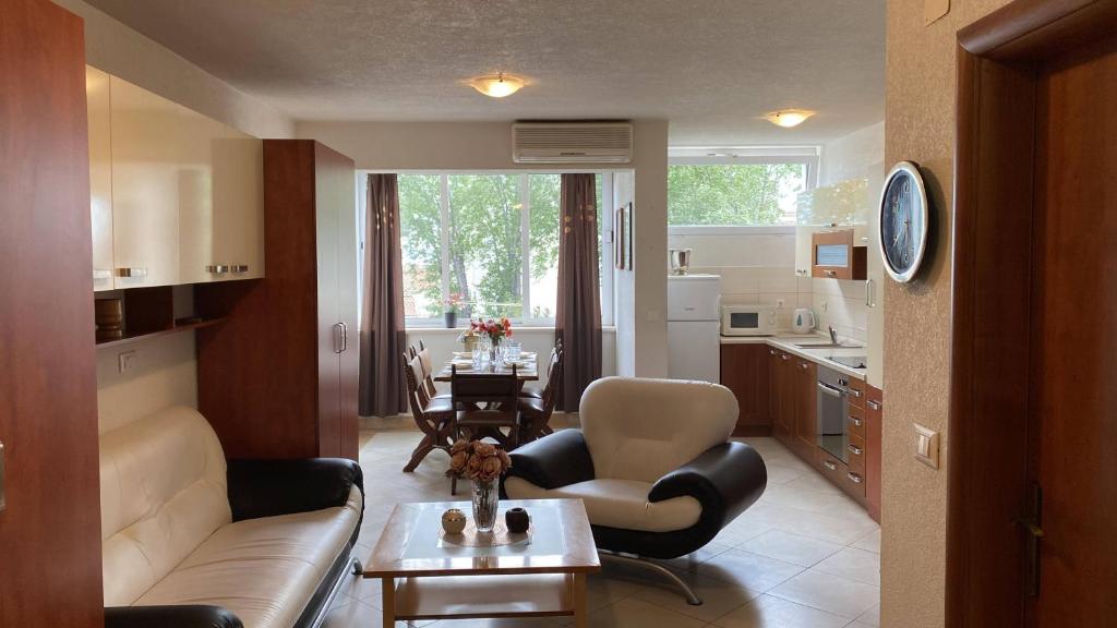 马卡尔斯卡Makarska Apartment Marijo的客厅配有沙发、椅子和桌子