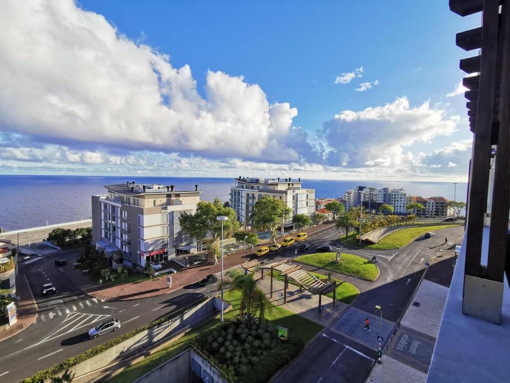 丰沙尔Sun Island Apartments的从大楼内可欣赏到海景