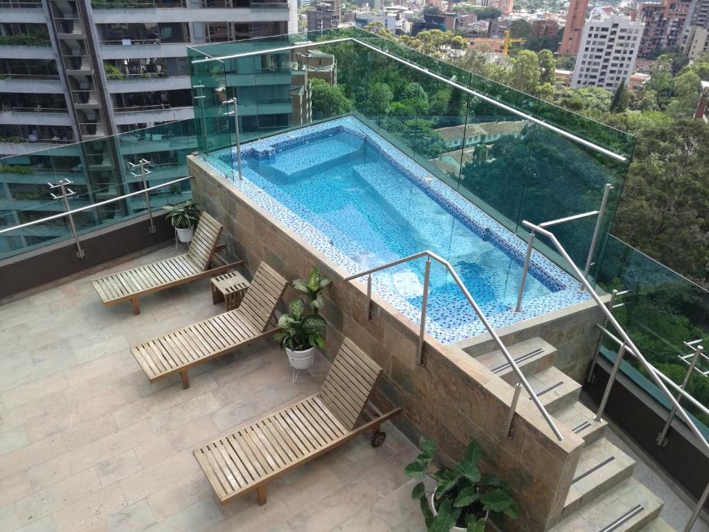 麦德林Café Hotel Medellín的一座大楼顶部的游泳池