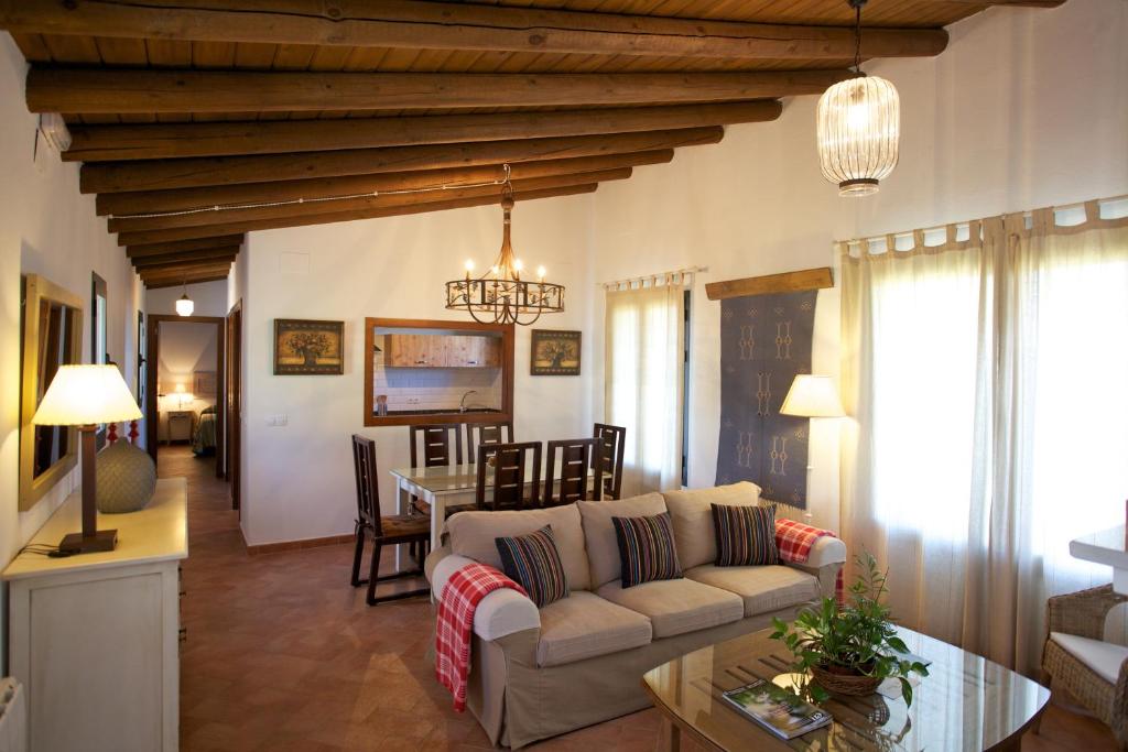 伊格拉德拉谢拉拉斯托巴斯酒店的客厅配有沙发和桌子