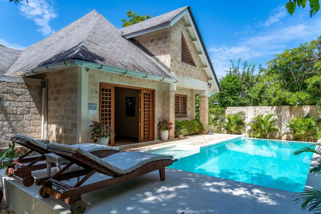 迪亚尼海滩private pool cottage diani beach的一座带游泳池和房子的别墅