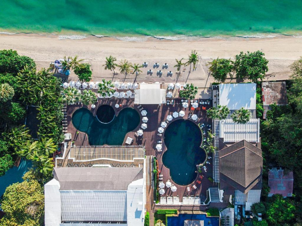 北芭堤雅Pullman Pattaya Hotel G的享有海滩度假村的空中景致