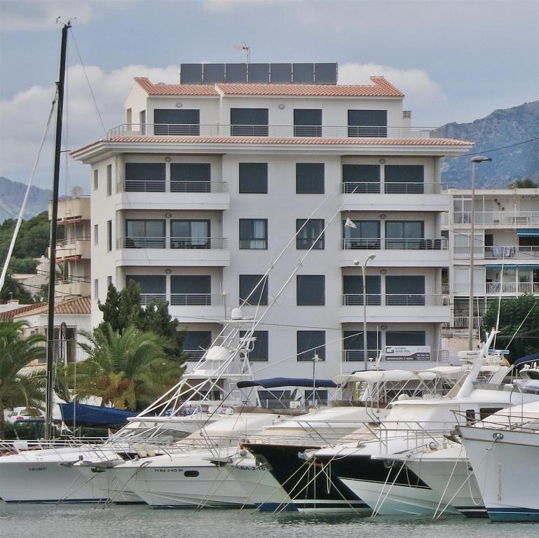 阿尔啼Luxe vakantieappartement aan de jachthaven van Altea met frontaal zeezicht的停靠在大楼前的一组船