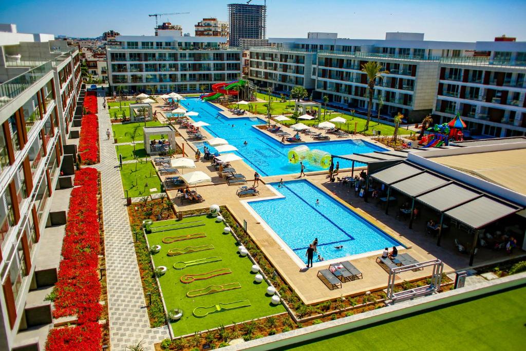 IskeleCourtyard Long Beach Holiday Resort的大楼内大型游泳池的空中景致
