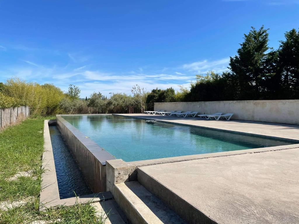 PuyvertAppartement de charme Sud Luberon classé 4 étoiles的庭院里的一个蓝色海水游泳池