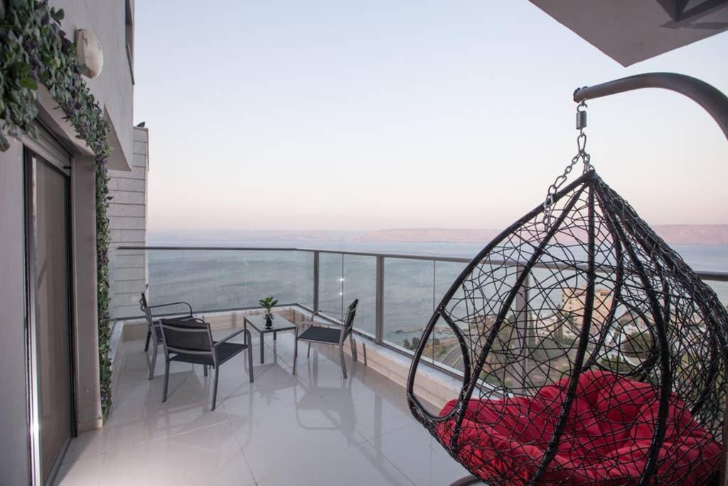 提比里亚Luxury apartment of sea galilee - Kinneret的阳台设有吊床,享有海景。