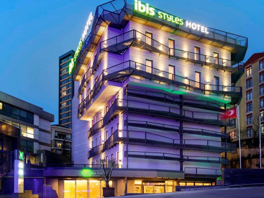 伊斯坦布尔Ibis Styles Istanbul Atasehir的建筑的侧面有标志