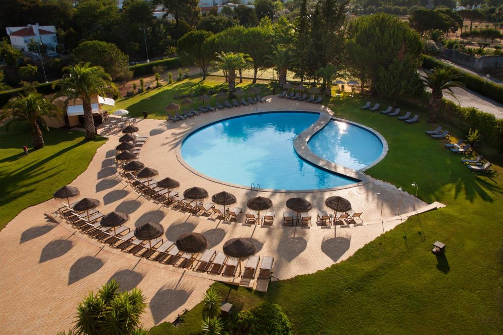 埃武拉埃武拉酒店 的享有带遮阳伞和椅子的游泳池的顶部景致
