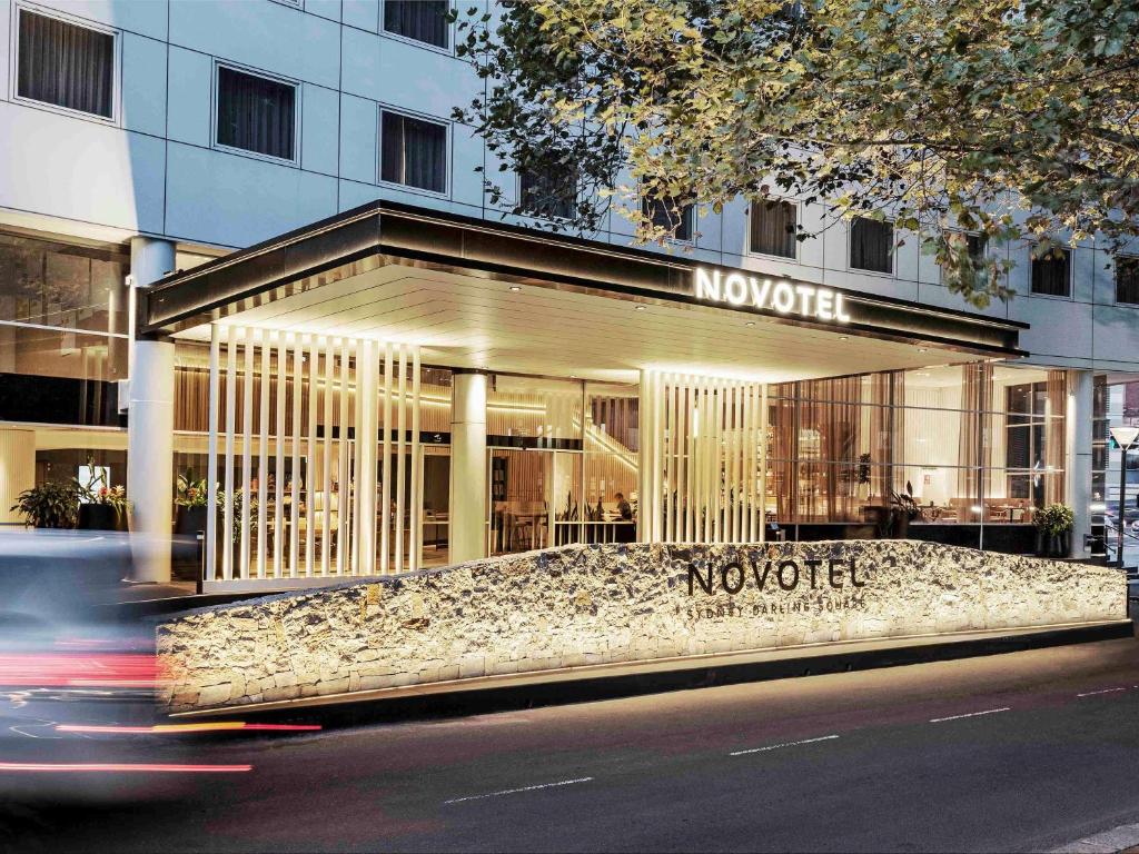 悉尼诺富特悉尼达令广场酒店 的大楼一侧的移动商店