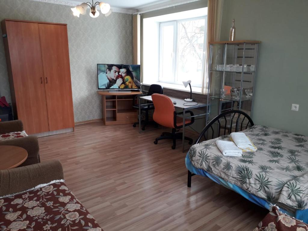 陶格夫匹尔斯Vienibas 38a的客房设有书桌、床和桌子。