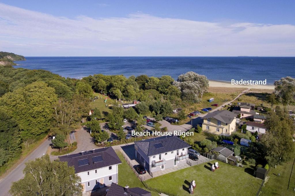 奥斯特巴德·哥伦Ruegen-Beach-House-Haus-Palstek的海滩别墅厨房和海滨庄园的空中景致