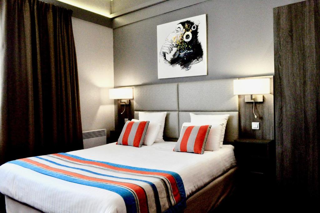 梅里尼亚克波尔多机场基里雅德普雷斯蒂奇酒店的酒店客房 - 带一张大床和两个枕头