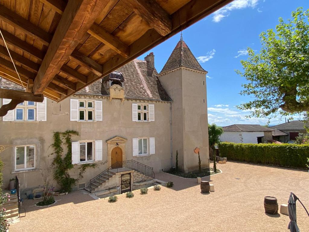 桑切Château de Chatenay - Macon的一座大房子,设有一座带塔楼的大型建筑