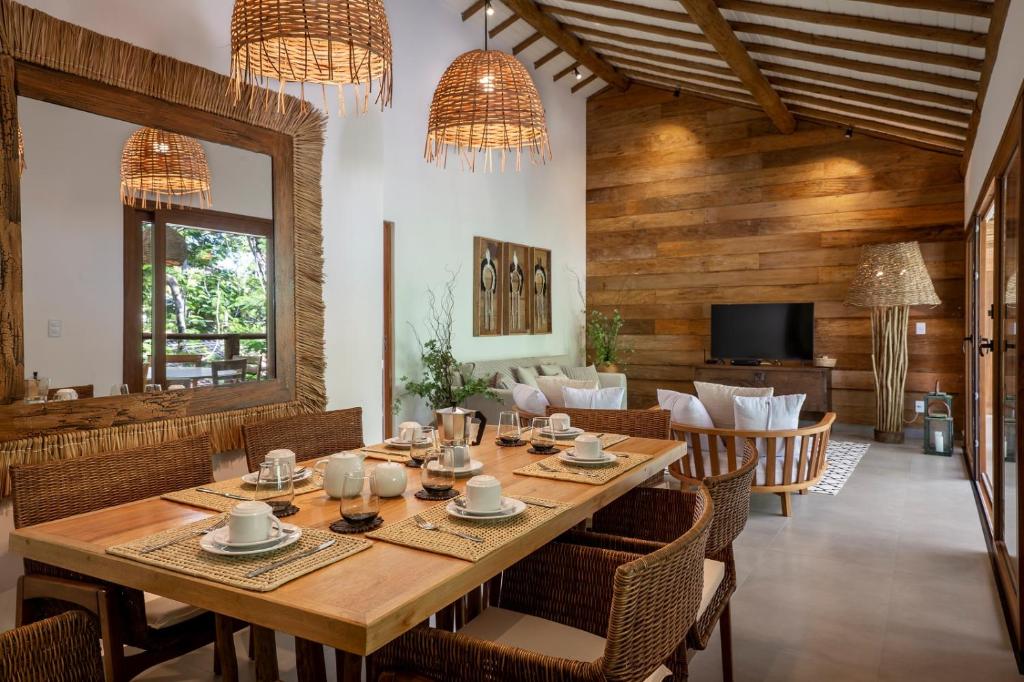 托兰克索Flamboyant Residence Quadrado的用餐室配有大型木桌和椅子