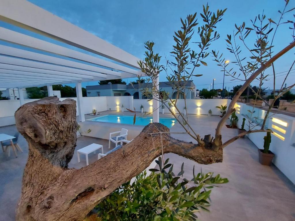 托雷苏达Elite Luxury Residence的从树屋可欣赏到游泳池的景色