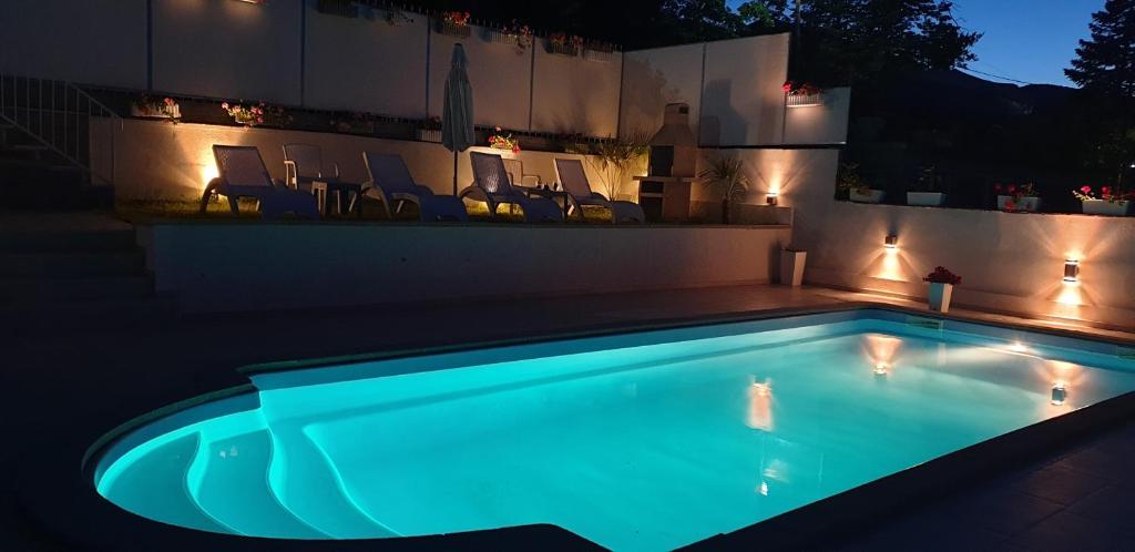 斯塔多伊兰Family House的游泳池在晚上点亮,灯光照亮