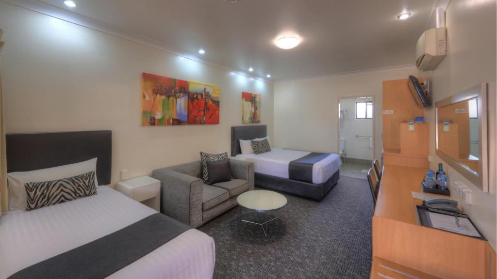 贡迪温迪贝斯特韦斯特阿斯科特寄宿汽车旅馆的酒店客房,设有两张床和一张沙发