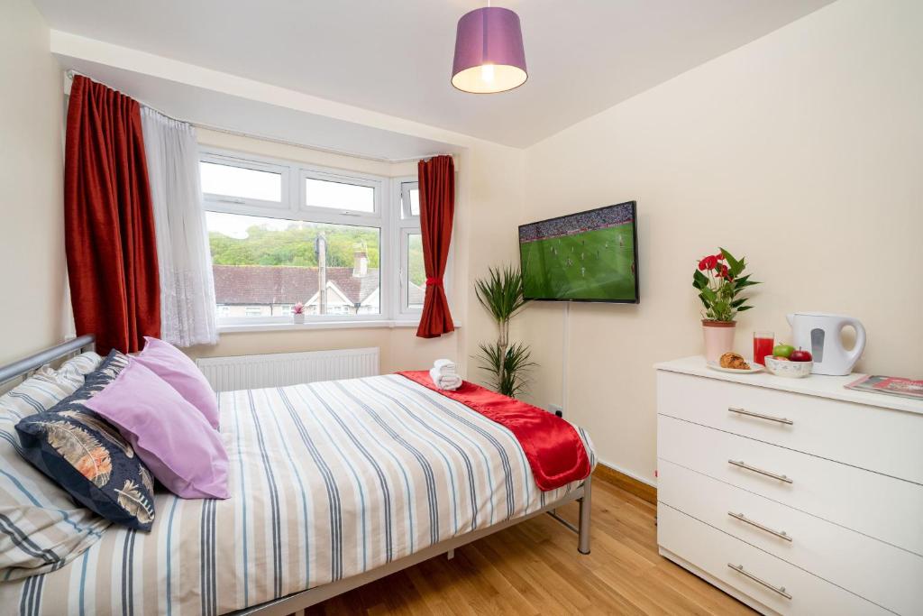 伦敦F4 Modern Double Room (Sandycroft Guest House)的一间卧室配有一张带窗户和梳妆台的床