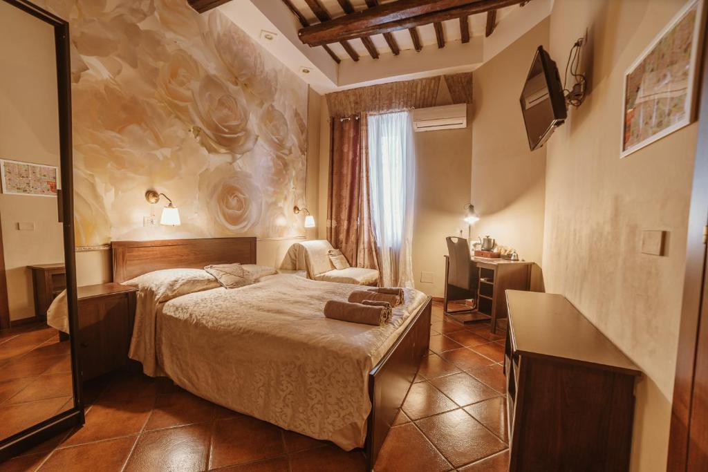 罗马隆达圣安吉洛套房旅馆的配有一张床和一张书桌的酒店客房