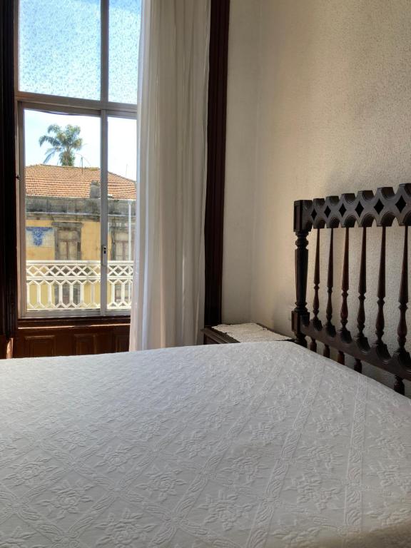 波尔图霍斯佩达利博阿维斯塔旅馆的一间卧室设有一张床和一个大窗户