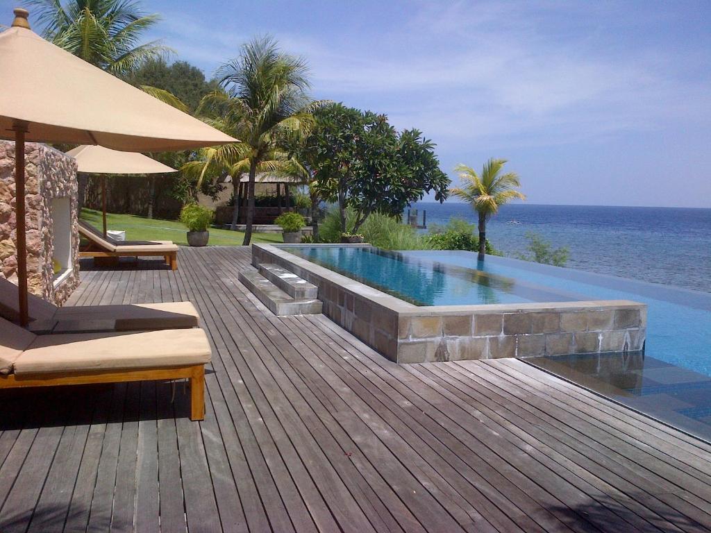 艾湄湾武吉瑟加拉别墅酒店的海边木甲板上的游泳池