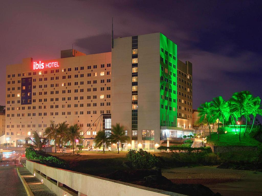 萨尔瓦多萨尔瓦多红河宜必思酒店的一座晚上有绿灯的建筑