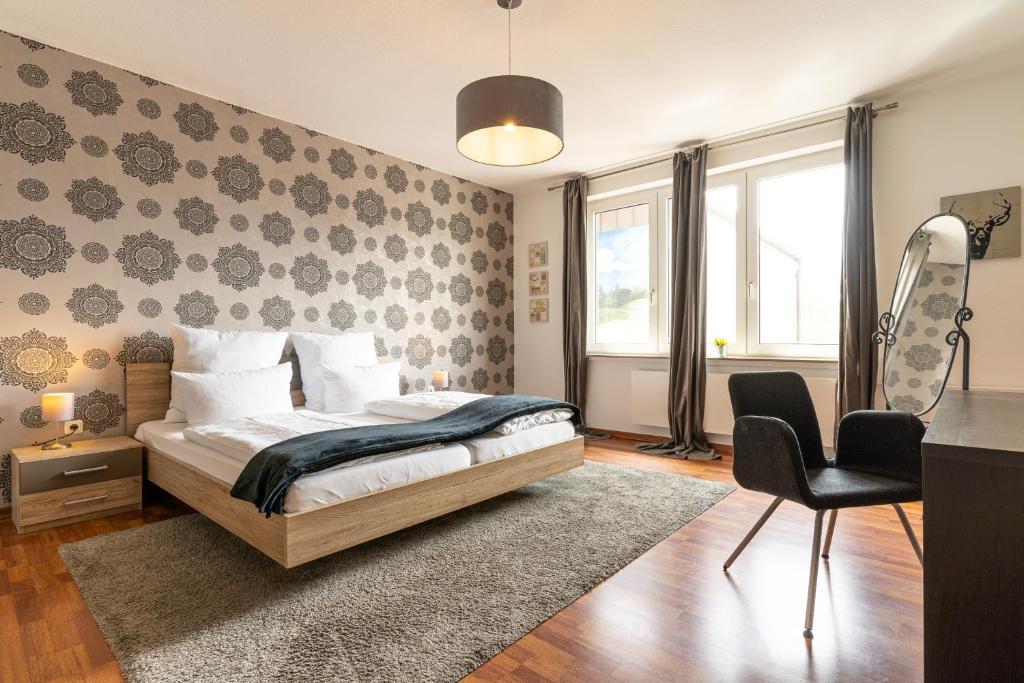 克洛彭堡施查费斯酒店的一间卧室配有一张床和一把椅子