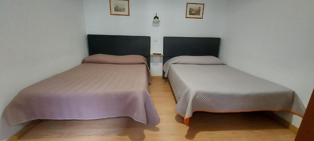菲盖拉-达福什Alojamento Local Manuel da Parreira的一间客房内配有两张床的房间