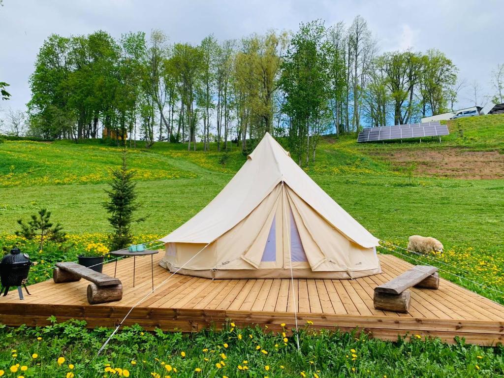 奥泰佩Murimäe Winery glamping的木制甲板上的白色帐篷