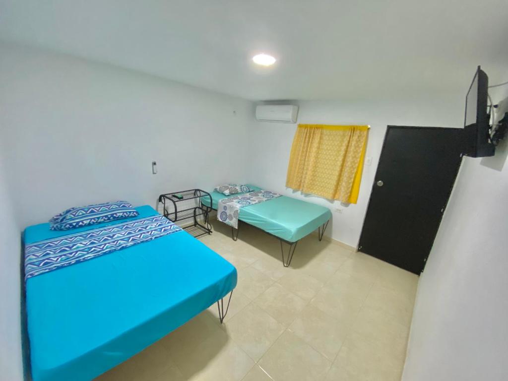 巴兰基亚La Casona 42的客房设有两张床和窗户。