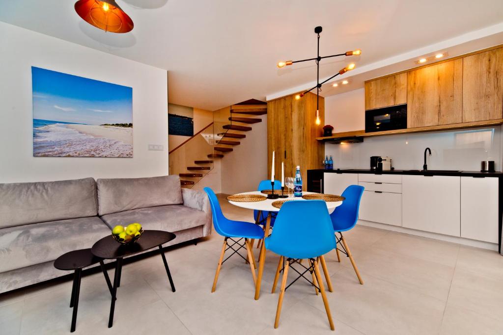 亚斯塔尔尼亚BlueApart Apartland Residence的客厅配有沙发和桌椅