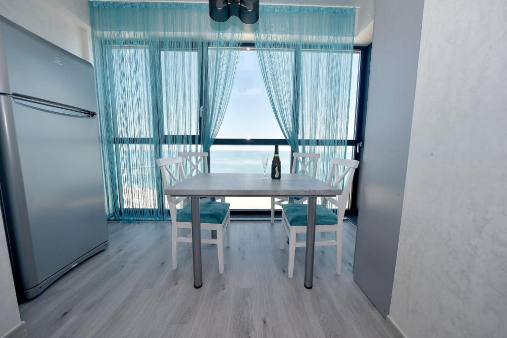 康斯坦察Turquoise by the sea的窗户客房内的桌椅