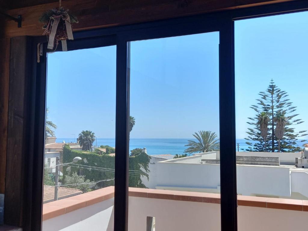 诺托玛丽娜Panorama sul Mare的从房子的窗户欣赏到海景