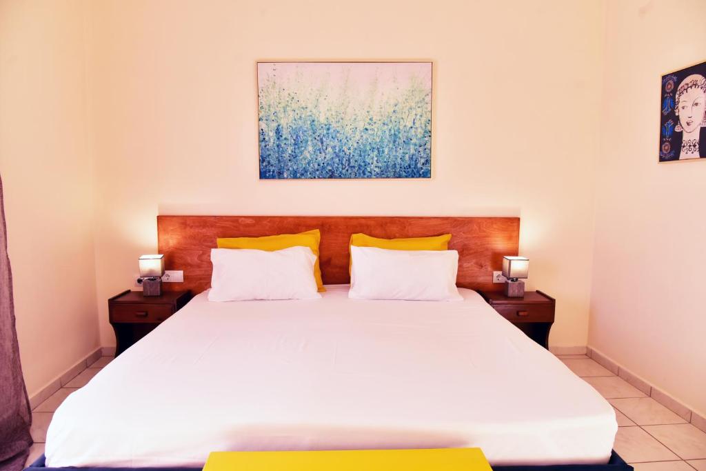 索吉亚Pension Irene的卧室配有一张带黄色枕头的大型白色床。