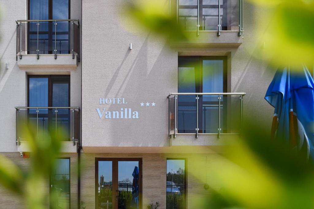瓦尔纳Hotel Vanilla, Varna - Free parking的建筑的侧面有标志