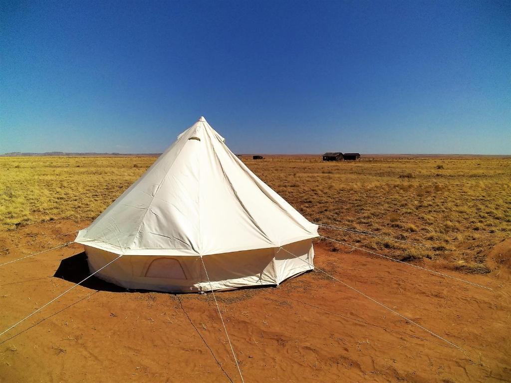 胡尔伯克Starlight Tent 1的沙漠中的一个白色帐篷