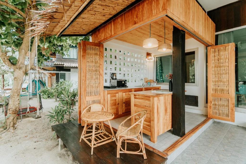 沙拉海滩饼干沙拉度假村的厨房配有木制橱柜和桌椅