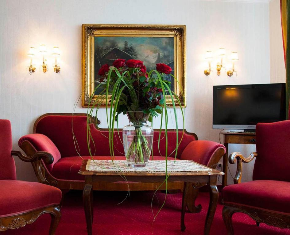 维也纳苏珊膳食公寓的客厅,桌子上放着花瓶
