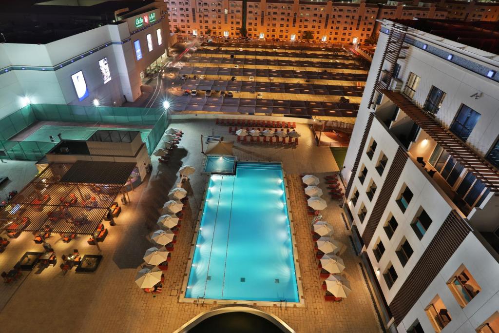 艾恩Four Points by Sheraton Al Ain的大楼游泳池的顶部景色