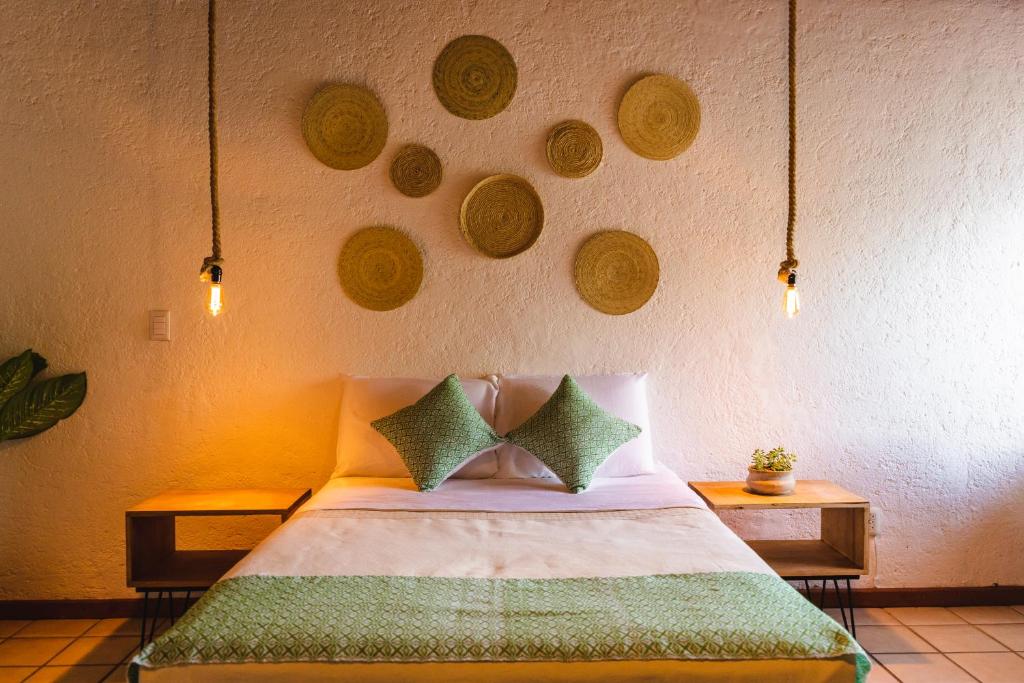 瓦哈卡市Casa Mayo B&B的一间卧室配有一张带绿色枕头的床