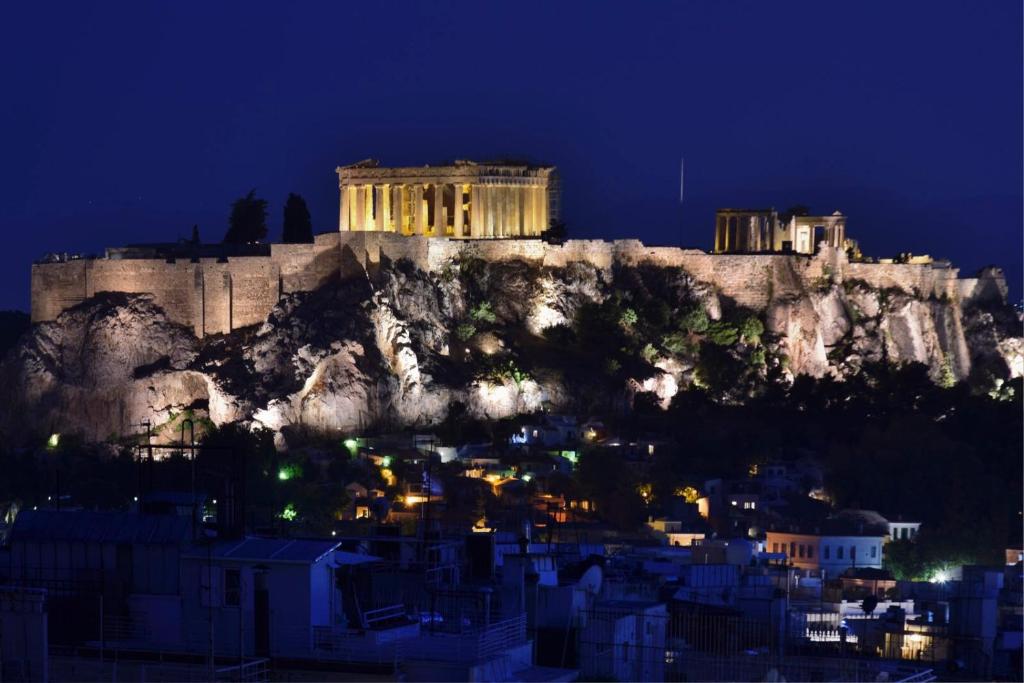 雅典kolonaki Penthouse panoramic Acropolis view的享有雅典卫城的夜间美景