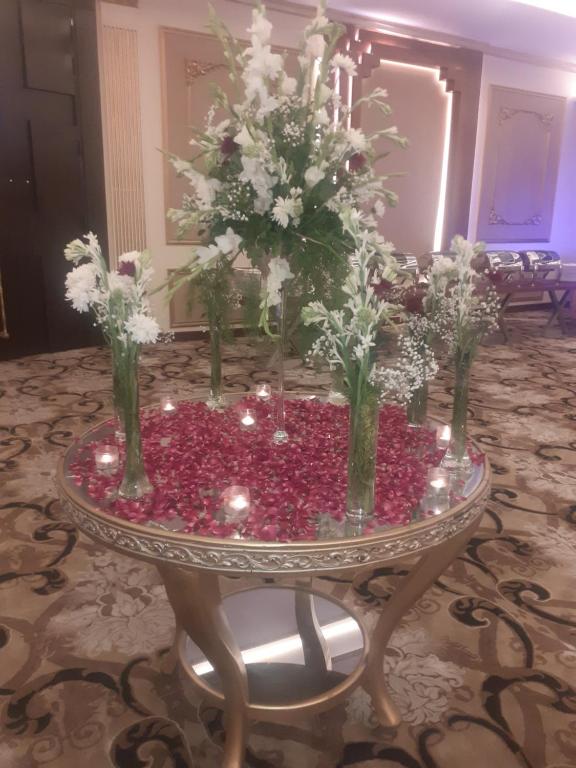 拉合尔Hotel Gulberg Lodges Hali Road的花瓶上的桌子