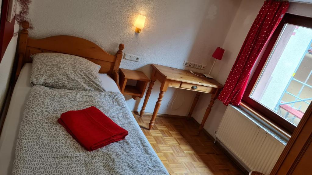 博登海姆Hotel Kartäuser Hof Mainz Bodenheim的一间卧室配有一张红色枕头的床
