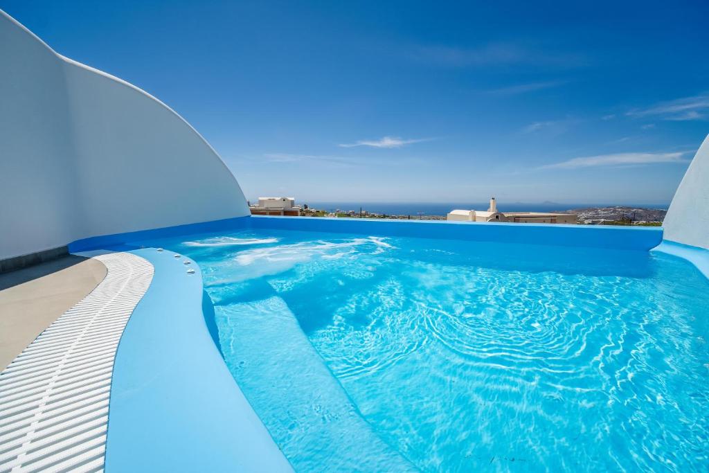 皮尔戈斯Aegean Blue Suites的建筑物屋顶上的游泳池