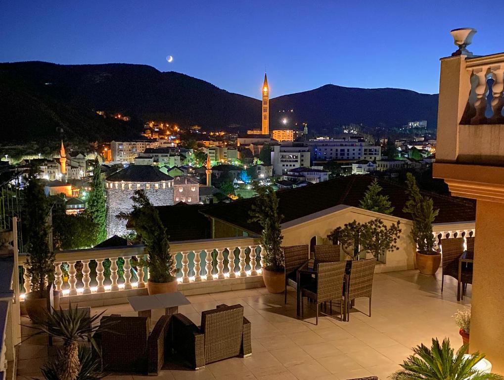 莫斯塔尔香格里拉大厦酒店的夜晚从阳台可欣赏到城市美景