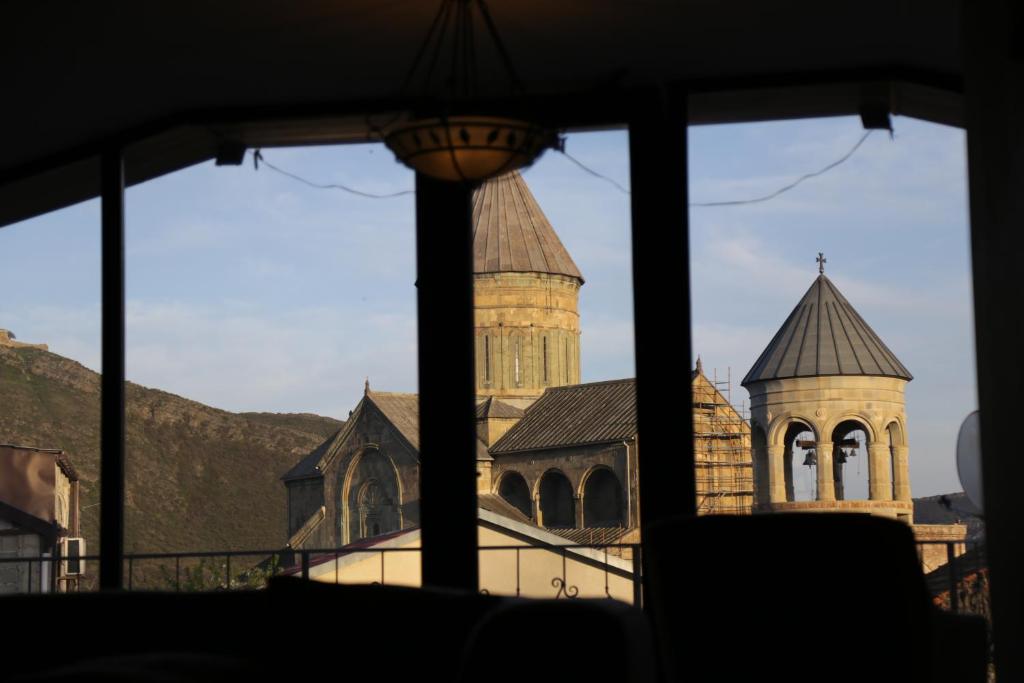 姆茨赫塔Hotel 12 Tve的透过窗户看到教堂的景色